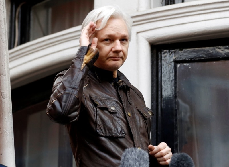 Julian Assange main salu min