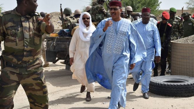 Mohamed Bazoum en visite dans un camp