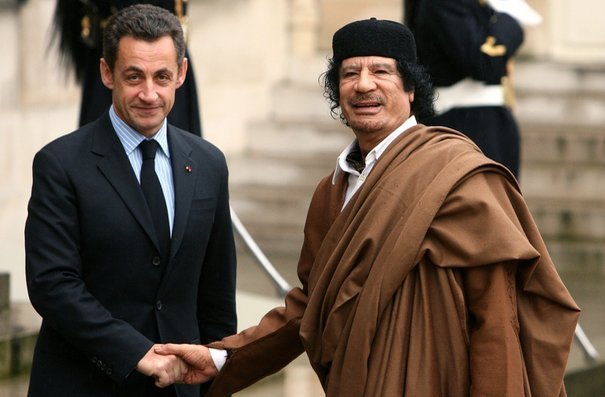 Nicolas Sarkozy et Mouammar Kadhafi