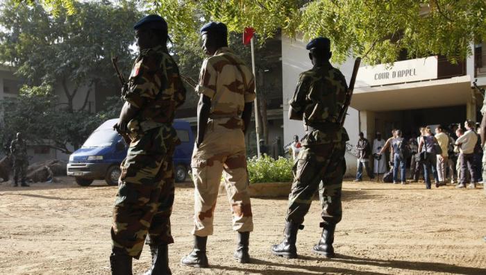 Soldats tchadiens devant le tribunal de Ndjamena