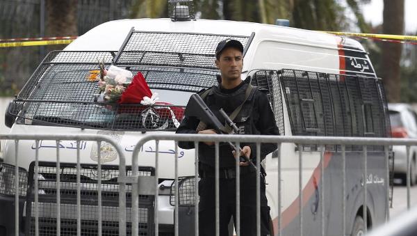 Un policier tunisien monte la garde