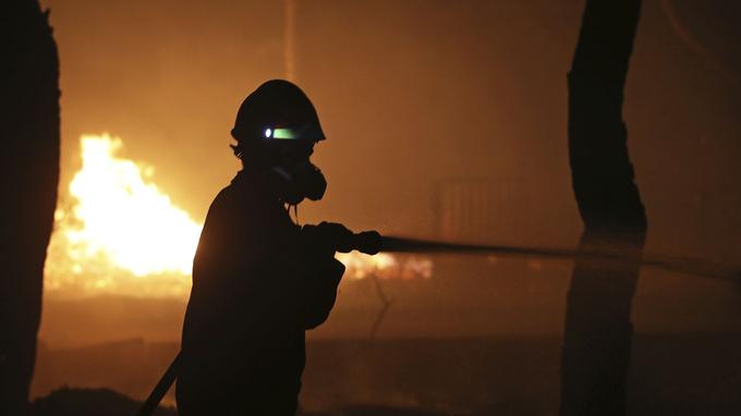 Un pompier tente de circonscrire les flammes a Mati