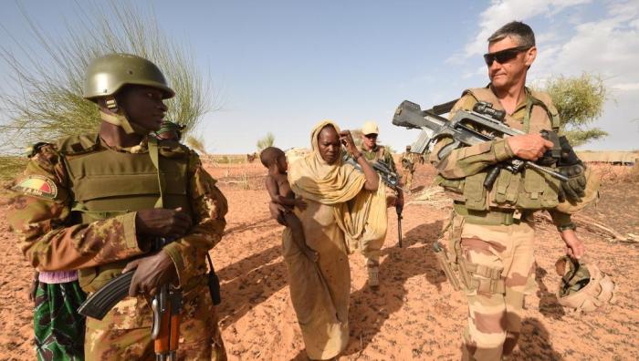 Un soldat malien et un militaire francais
