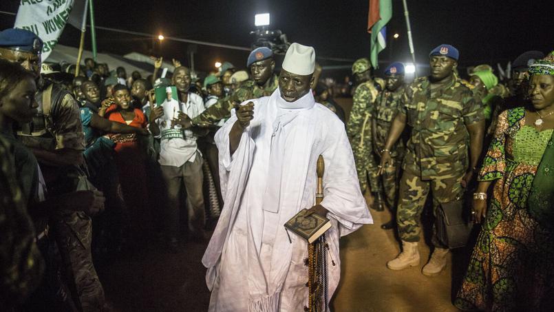 Yahya Jammeh arrive a un meeting