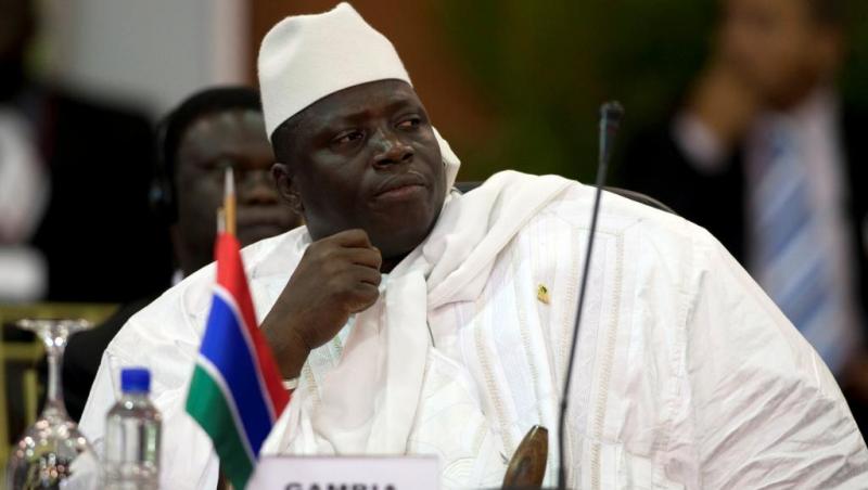 Yahya Jammeh assis drapeau Gambie