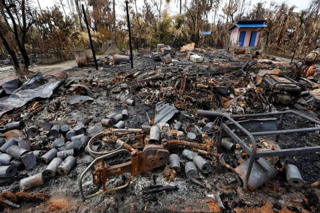 debris d une maison brulee pres de Maungdaw