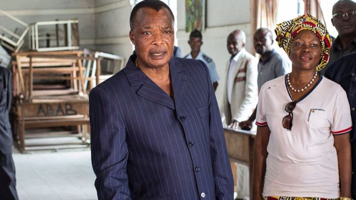 denis sassou nguesso dans un bureau de vote a brazzaville le 20 mars