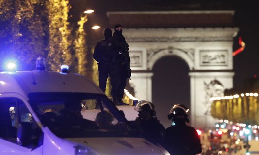 des-policiers-sur-l-avenue