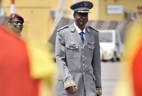 general gilbert diendere a l aeroport