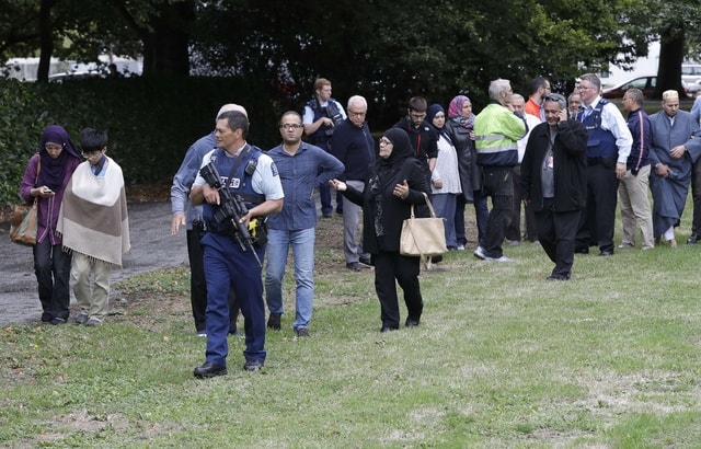 police a escorte des temoins peu apres les attentats min