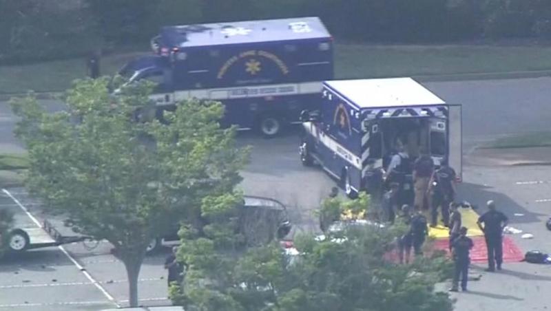 secours viennent en aide aux victimes de la fusillade de Virginia Beach