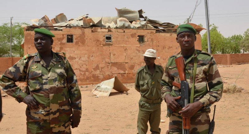 soldats nigeriens en surveillance