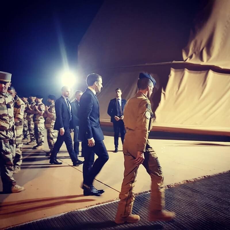 Arrivee de Macron a Niamey passage en revue des troupes sur la base aerienne min