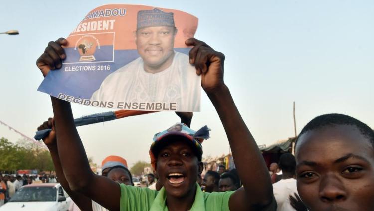 Des jeunes supporters de Hama Amadou