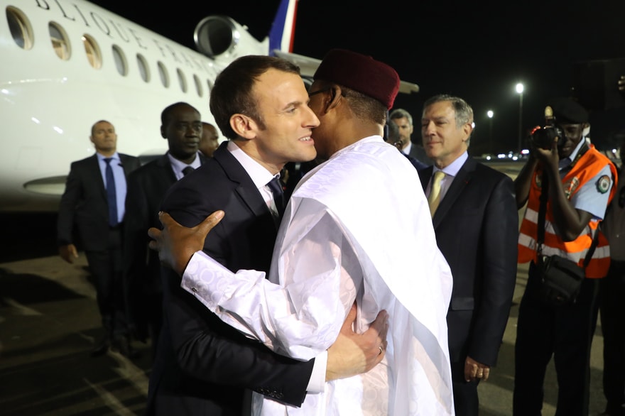 Emmanuel macron a son arrivee au niger avec le president du niger min