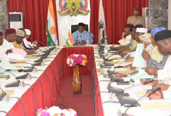 Gouv Niger avec delegation de la Societe OURD