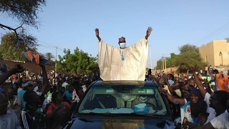 Hama Amadou debout voiture