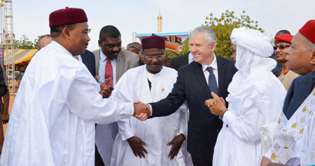 Issoufou Amadou Salifou pose pierre