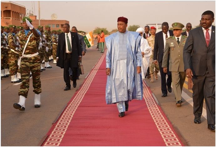 Issoufou Mahamadou marche aeroport grand