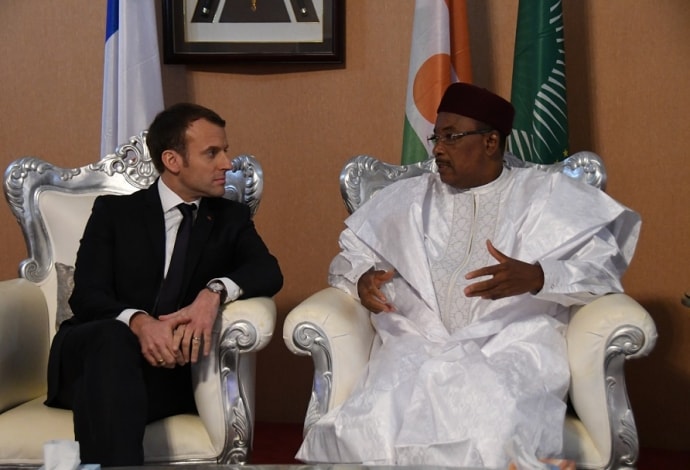 Issoufou et Macron au salon honneur aeroport Diori Hamani