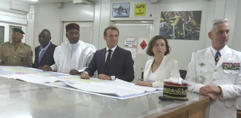 Issoufou et Macron visite base militaire FR