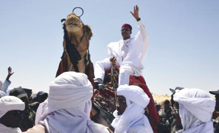Le Prsident de la Republique saluant la population sur un chameau