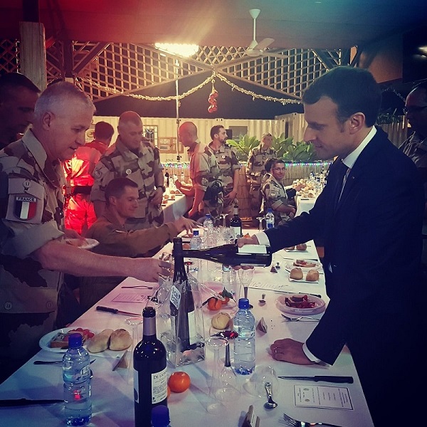 Macron partage repas de Noel avec militaires sur la base aerienne de Niamey min