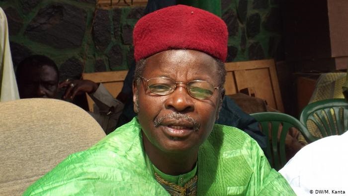 Mahamane Ousmane chapeau rouge