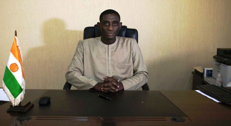 Omar Hamidou Tchiana dans bureau ministre