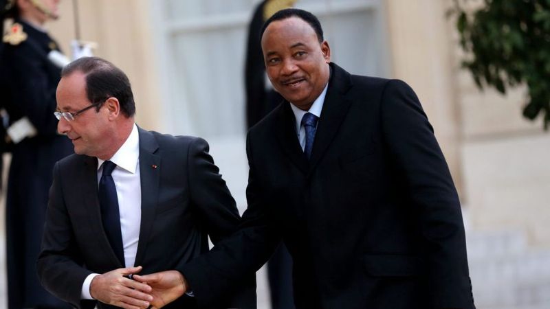 hollande welcomes niger president issoufou