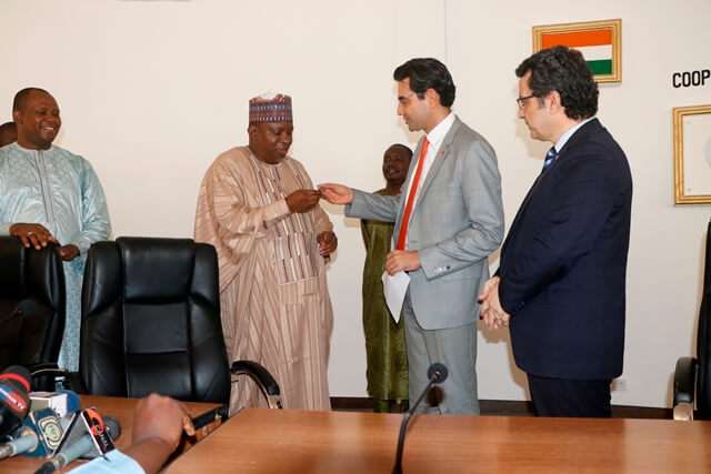 remise de la clee au minist par lambassadeur turque