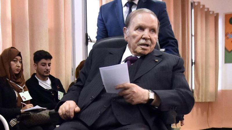 Abdelaziz Bouteflika pr rend demission
