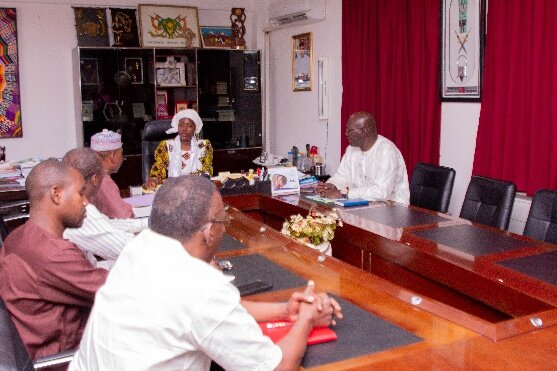 Mlle Nadia Amadou présidant la réunion du comité charge de lélaboration de la politique nationale du sport au ministre de la Jeunesse et des Sports