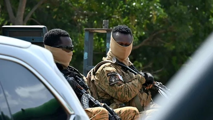 Soldats Burkinabe dans voiture