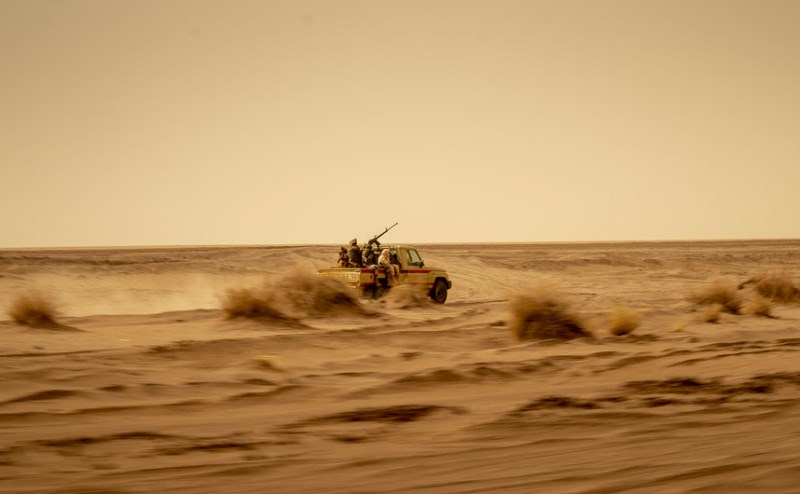 Patrouille armee nigerienne desert