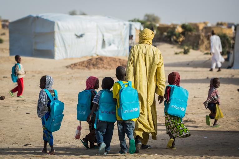 des eleves avec sac Unicef