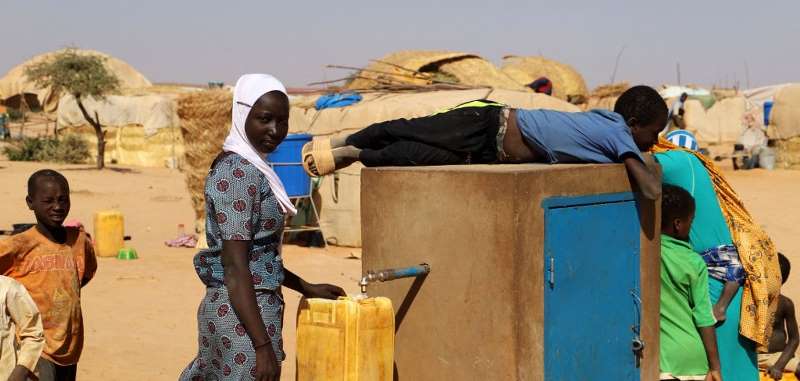 enfants nigeriens en brousse