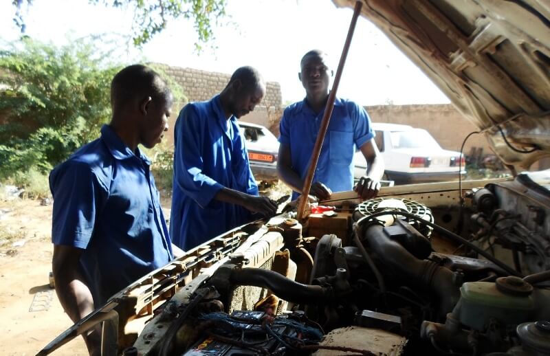 jeunes apprenants en stage de formation en mecanique auto