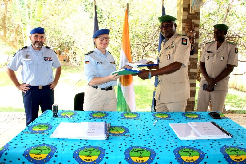 Niamey im Niger, 21. Juli 2022: Unterzeichnung des Vertrags mit dem Militäringenieurwesen zum Beginn der Bauarbeiten an der Kaserne für die neue Mobile Grenzkontrollkompanie (CMCF)