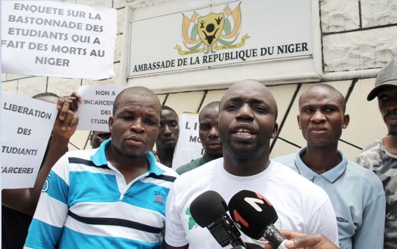 Des etudiants ivoiriens manifestent devant Ambassade du Niger