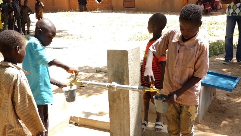 Enfants de Gomozo au robinet