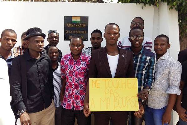 Etudiants nigeriens devant ambassade