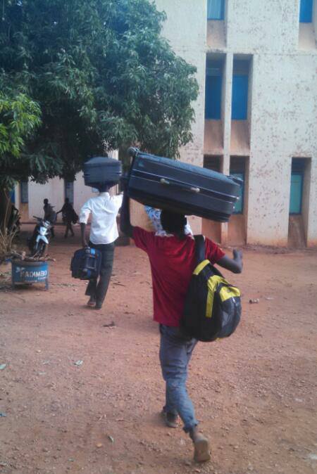 Etudiants quittant le campus