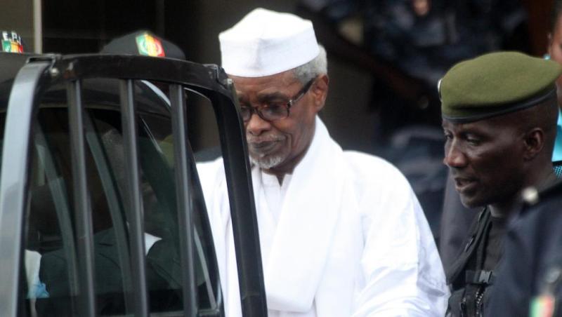 Hissene Habre entoure par des militaires