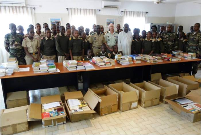 Le colonel Chaibou Idrissa et l attache militaire français