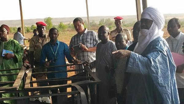 Mano Aghali visite magasins Onu apres incendie