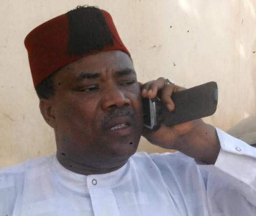 Nouhou Arzika au telephone