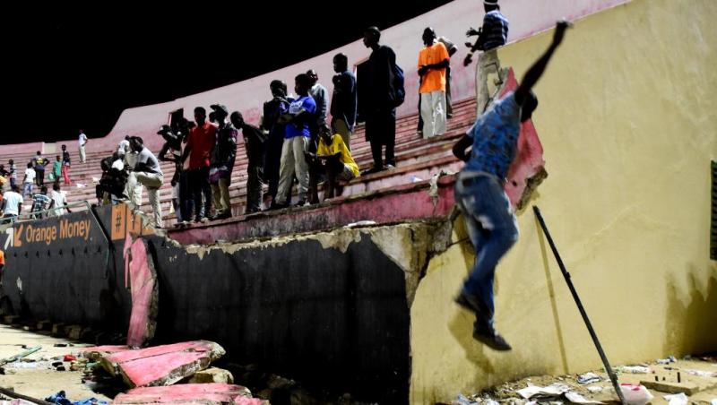 Pan de mur du stade Dembe Diop de Dakar