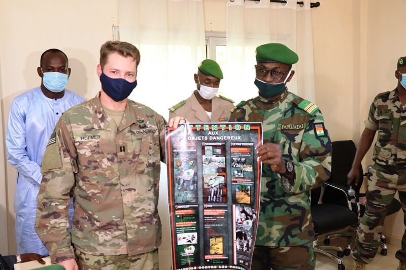 Remise depliant contre EEI USA Niger BIS