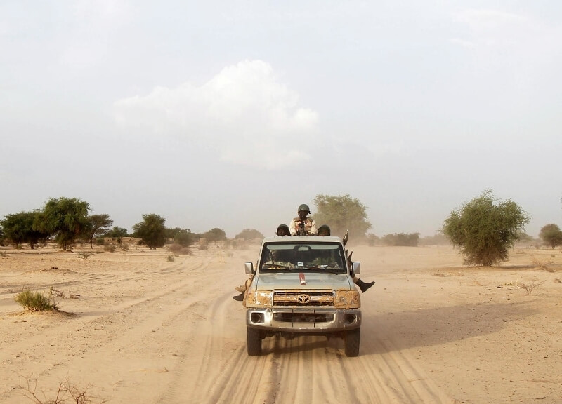 Soldats nigeriens desert